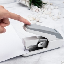 得力(deli)省力結(jié)構(gòu)訂書(shū)機(jī)/裝訂器 一指按壓 適配12#釘 白色0477